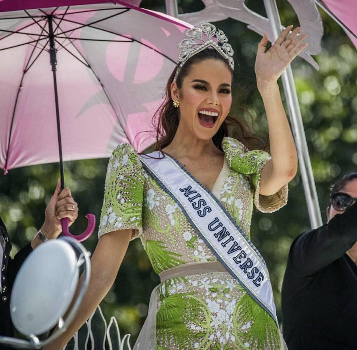 Cùng là diễu hành sau đăng quang Miss Universe nhưng Pia Wurtzbach và Catriona Gray lại khác biệt thế này! Ảnh 11