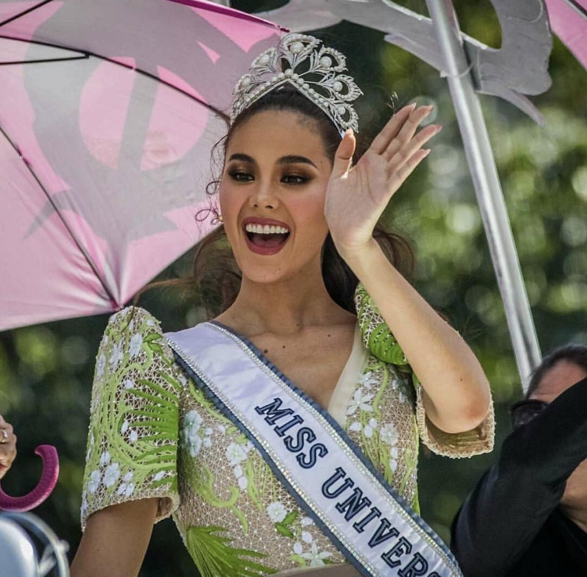 Cùng là diễu hành sau đăng quang Miss Universe nhưng Pia Wurtzbach và Catriona Gray lại khác biệt thế này! Ảnh 16