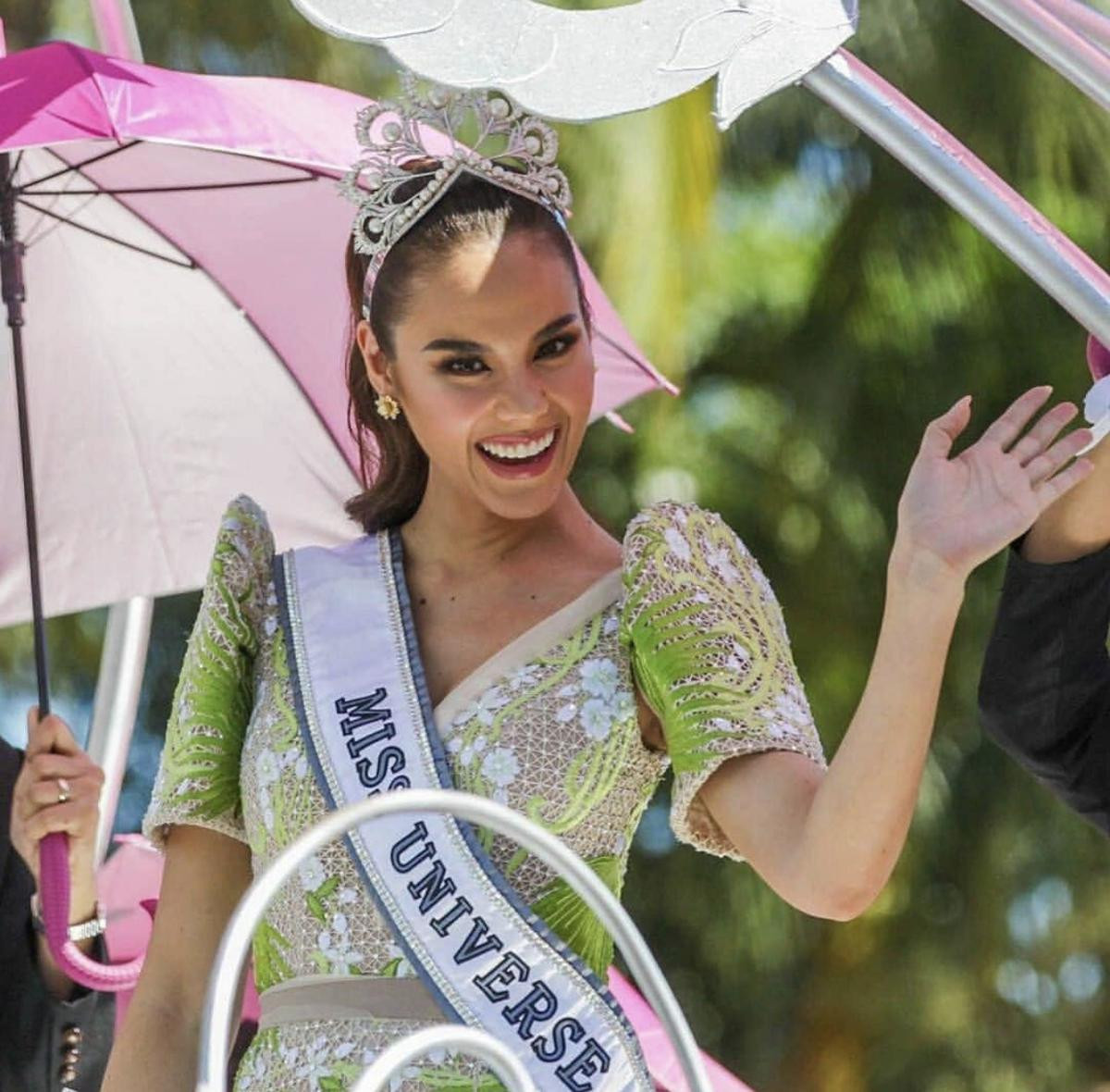 Cùng là diễu hành sau đăng quang Miss Universe nhưng Pia Wurtzbach và Catriona Gray lại khác biệt thế này! Ảnh 17