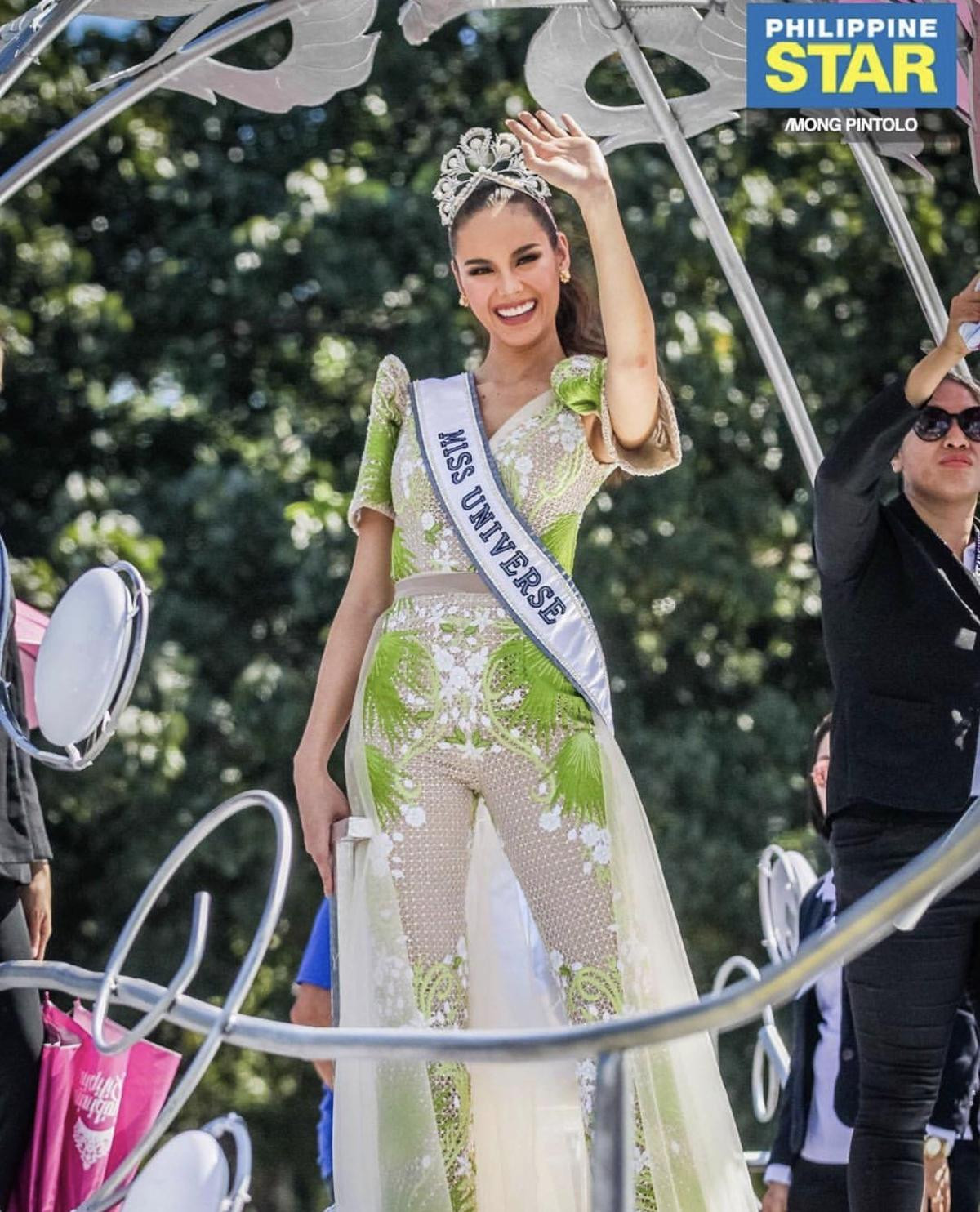 Cùng là diễu hành sau đăng quang Miss Universe nhưng Pia Wurtzbach và Catriona Gray lại khác biệt thế này! Ảnh 18