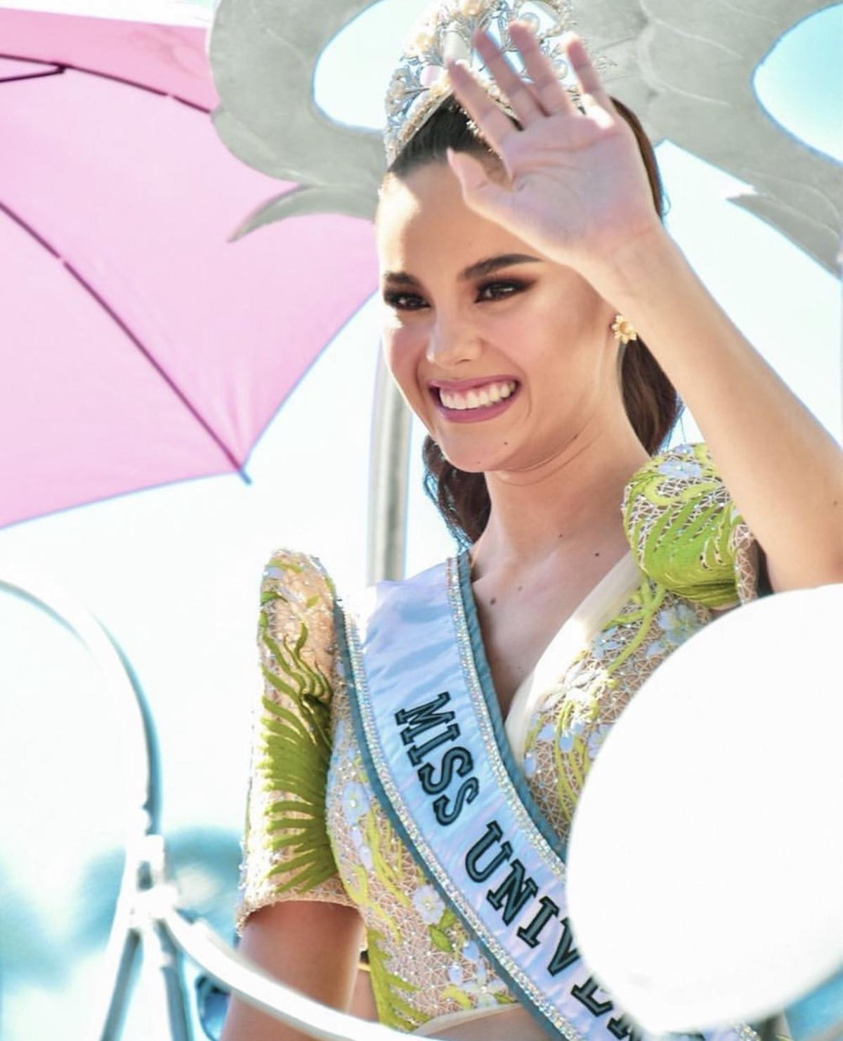 Cùng là diễu hành sau đăng quang Miss Universe nhưng Pia Wurtzbach và Catriona Gray lại khác biệt thế này! Ảnh 19