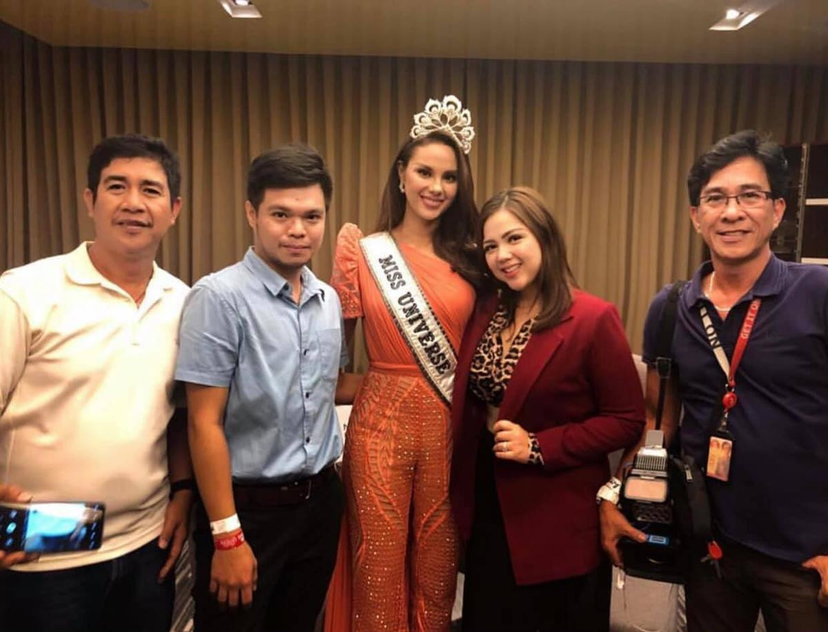 Xinh đẹp là thế mà Catriona Gray bị dìm dáng 'chết người' vì bộ suit màu xanh khó hiểu Ảnh 7