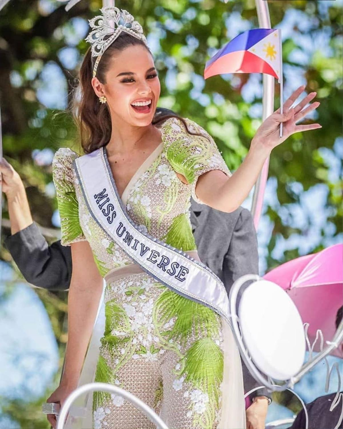 Xinh đẹp là thế mà Catriona Gray bị dìm dáng 'chết người' vì bộ suit màu xanh khó hiểu Ảnh 2