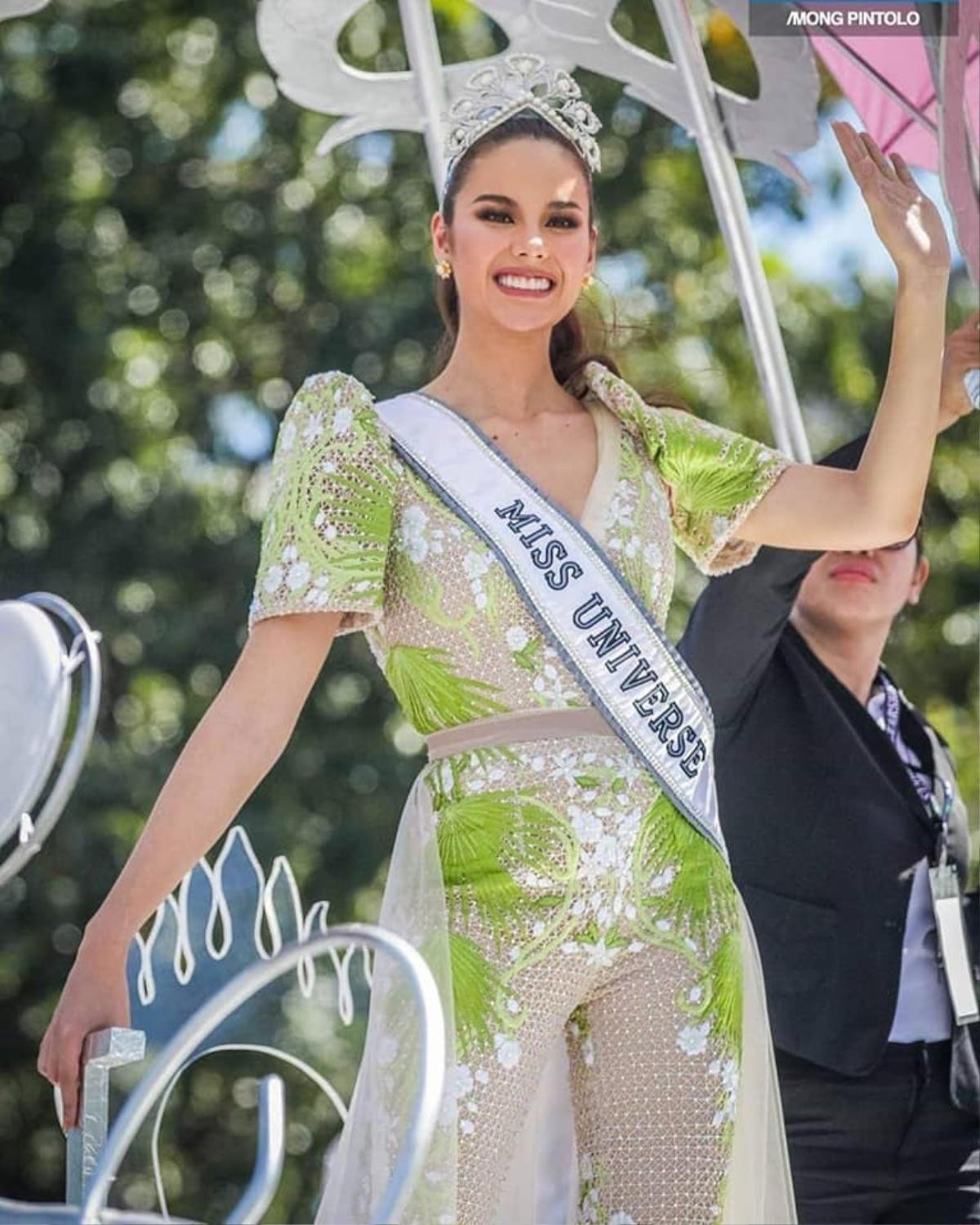 Xinh đẹp là thế mà Catriona Gray bị dìm dáng 'chết người' vì bộ suit màu xanh khó hiểu Ảnh 4