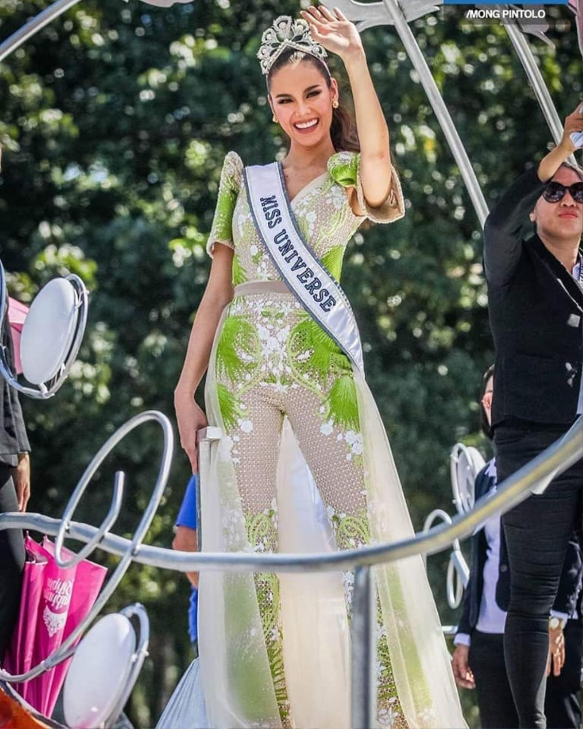 Xinh đẹp là thế mà Catriona Gray bị dìm dáng 'chết người' vì bộ suit màu xanh khó hiểu Ảnh 1