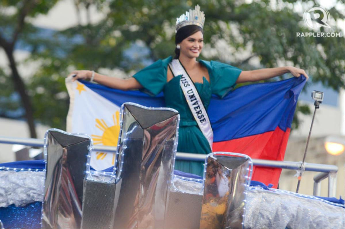 Cùng là diễu hành sau đăng quang Miss Universe nhưng Pia Wurtzbach và Catriona Gray lại khác biệt thế này! Ảnh 4