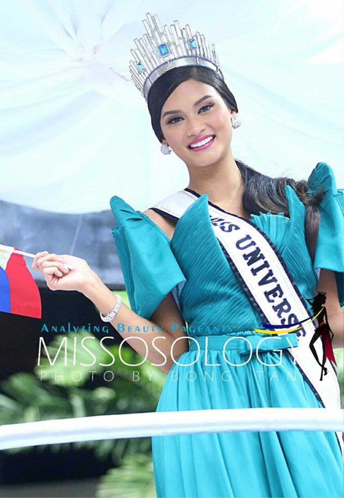 Cùng là diễu hành sau đăng quang Miss Universe nhưng Pia Wurtzbach và Catriona Gray lại khác biệt thế này! Ảnh 7