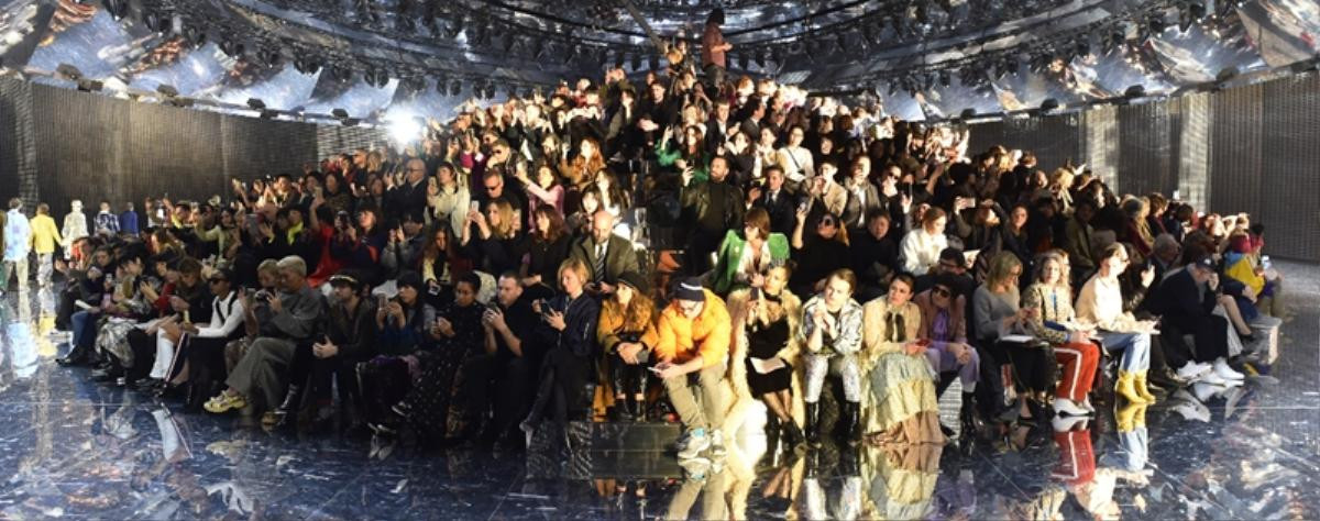 Sởn gai ốc vì người mẫu đeo mặt nạ kì bí trong show Gucci Thu/Đông 2019 Ảnh 5