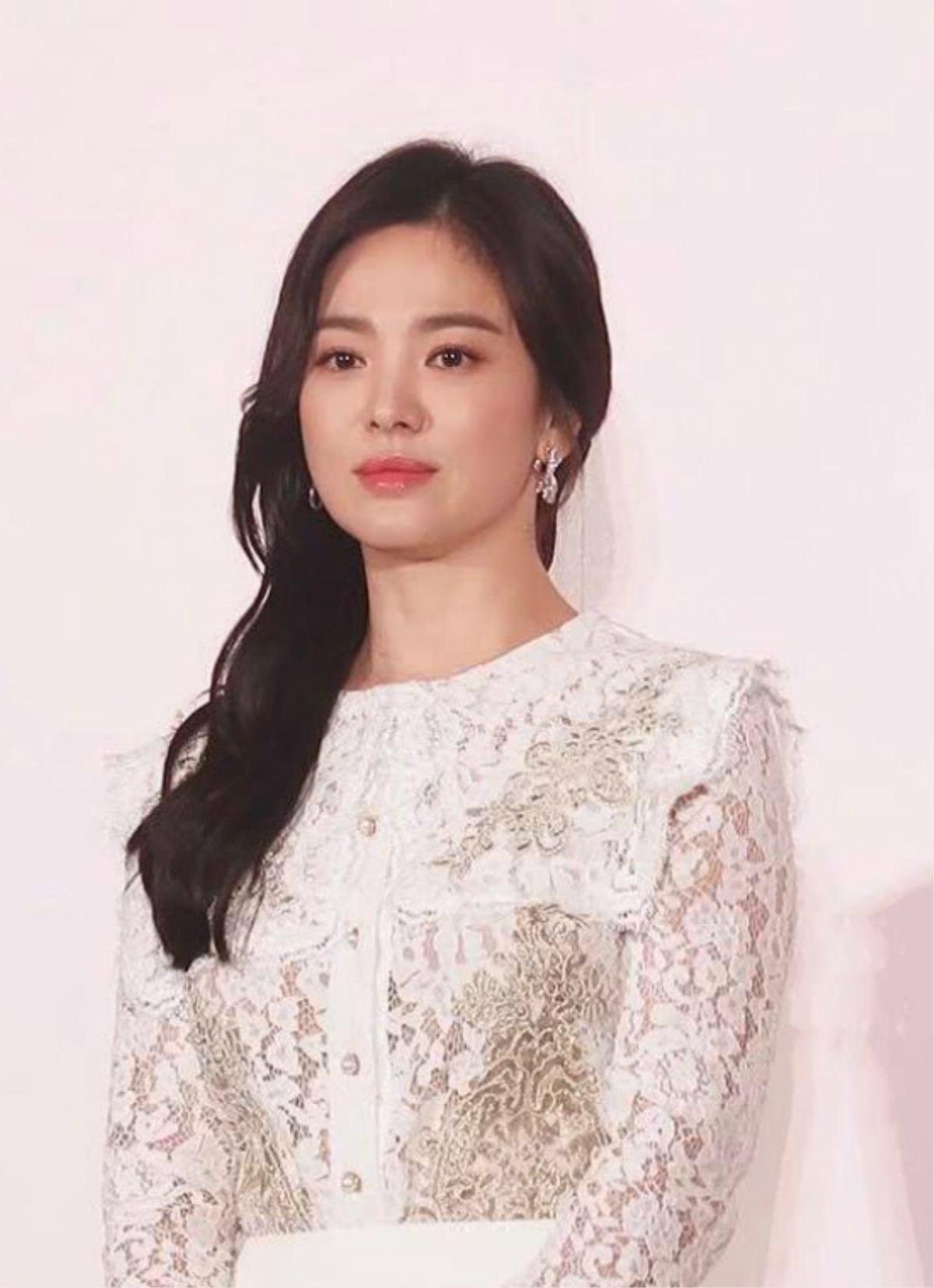 Giữa tâm bão li hôn, Song Hye Kyo vẫn xinh như mộng khi nối tóc dài, điệu đà mặc váy ren Ảnh 1