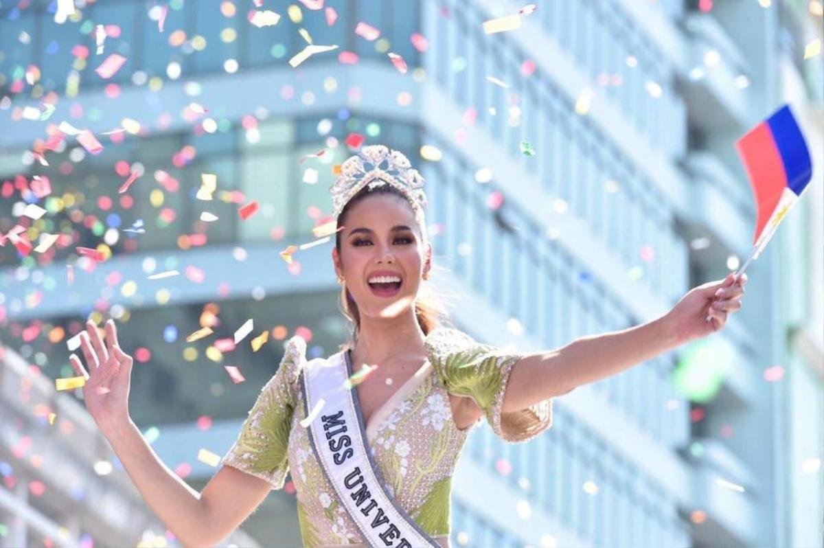 Bí ẩn đằng sau 'chiếc váy hoa' được cho là 'dìm hàng' của Miss Universe - Catriona Gray được giải mã Ảnh 1