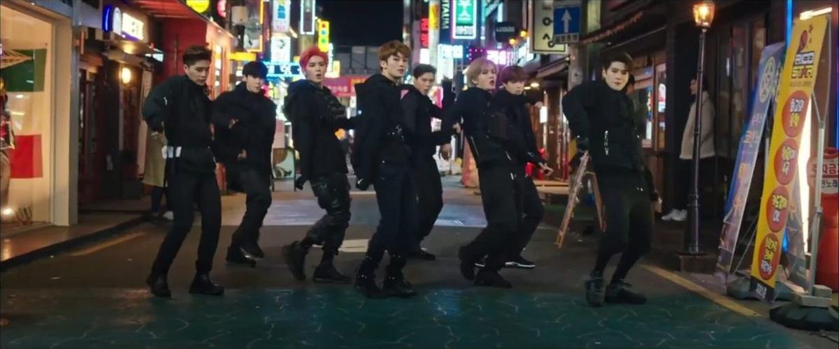 'Mắt tròn xoe' với khách mời châu Á trong MV mới tưởng niệm Michael Jackson: Lay (EXO) và NCT 127! Ảnh 1