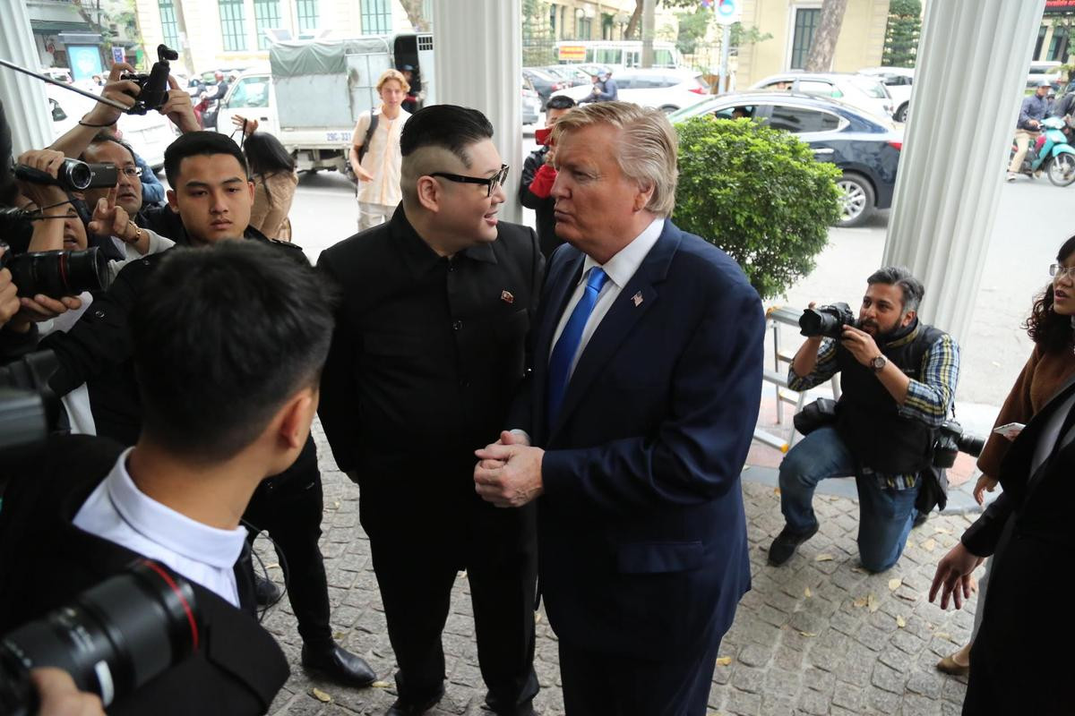 Bản sao của Tổng thống Donald Trump và nhà lãnh đạo Kim Jong-un bất ngờ xuất hiện tại Hà Nội Ảnh 2