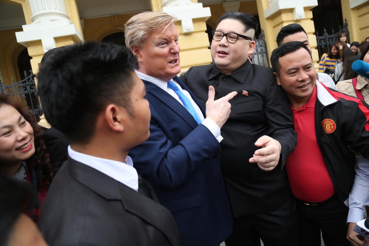 Bản sao của Tổng thống Donald Trump và nhà lãnh đạo Kim Jong-un bất ngờ xuất hiện tại Hà Nội Ảnh 9