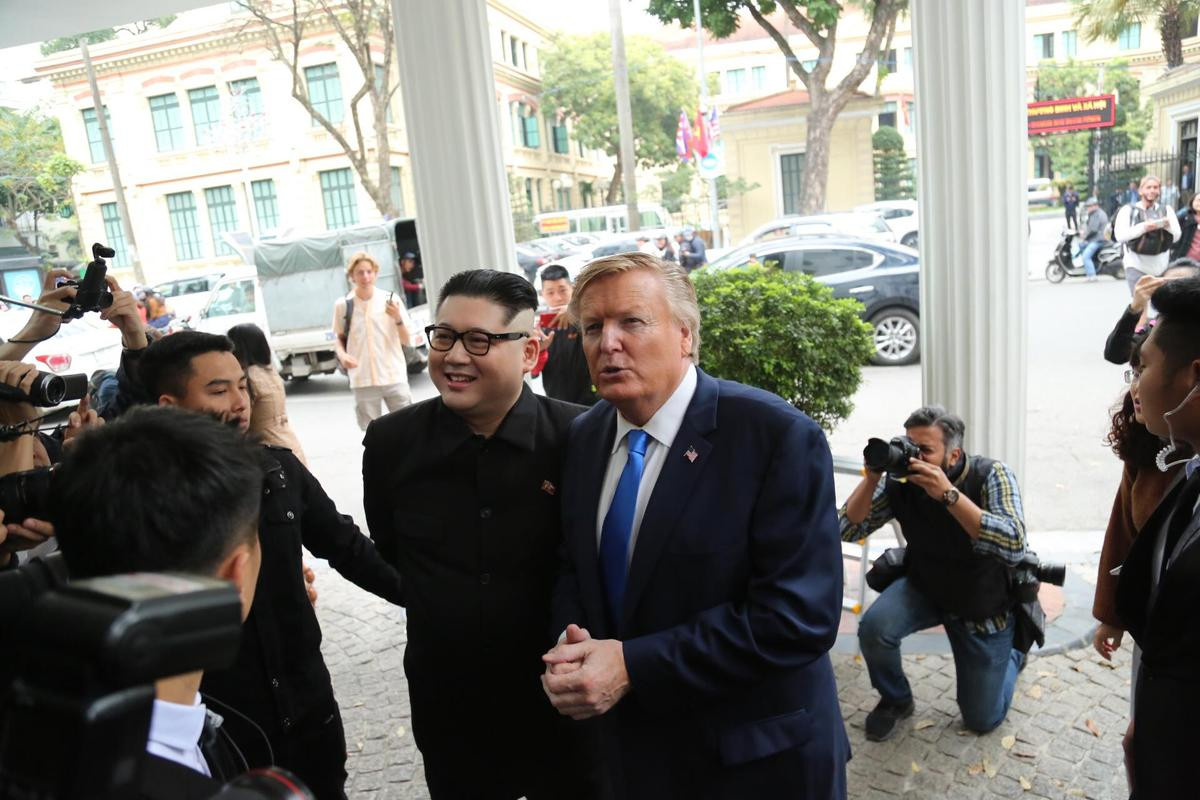 Bản sao của Tổng thống Donald Trump và nhà lãnh đạo Kim Jong-un bất ngờ xuất hiện tại Hà Nội Ảnh 1