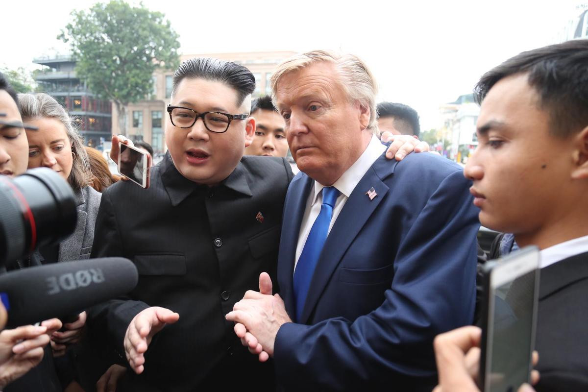 Bản sao của Tổng thống Donald Trump và nhà lãnh đạo Kim Jong-un bất ngờ xuất hiện tại Hà Nội Ảnh 5