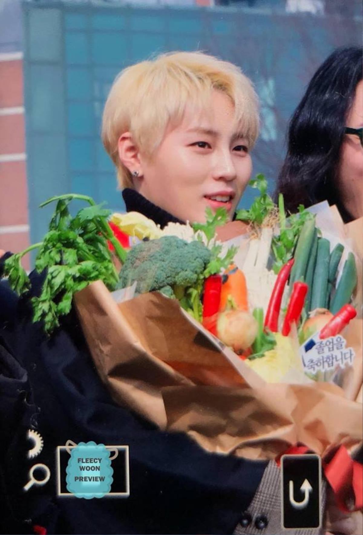 Ha Sungwoon (WANNA ONE) tốt nghiệp đại học, được ông nội tặng 'bó hoa rau củ' độc nhất quả đất Ảnh 3