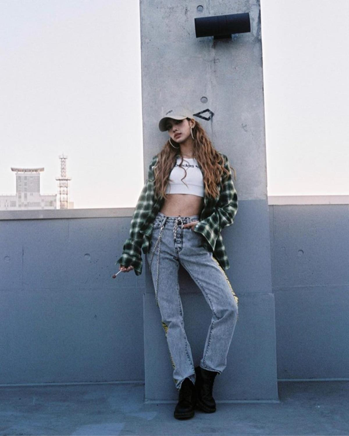 Lisa (Black Pink) và cách mix đồ cực đơn giản nhưng vẫn được 'triệu like' trên Instagram Ảnh 8