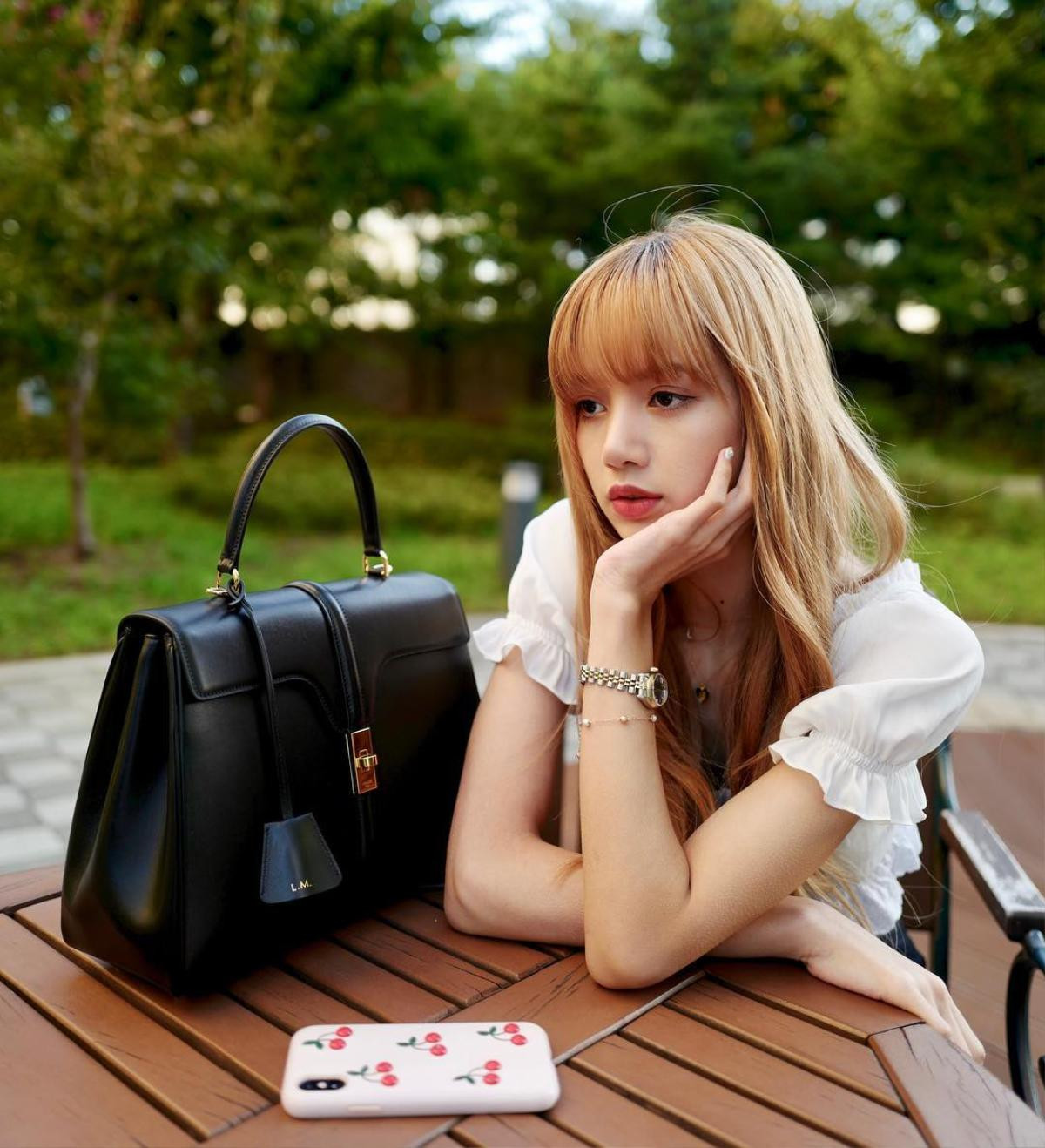 Lisa (Black Pink) và cách mix đồ cực đơn giản nhưng vẫn được 'triệu like' trên Instagram Ảnh 9