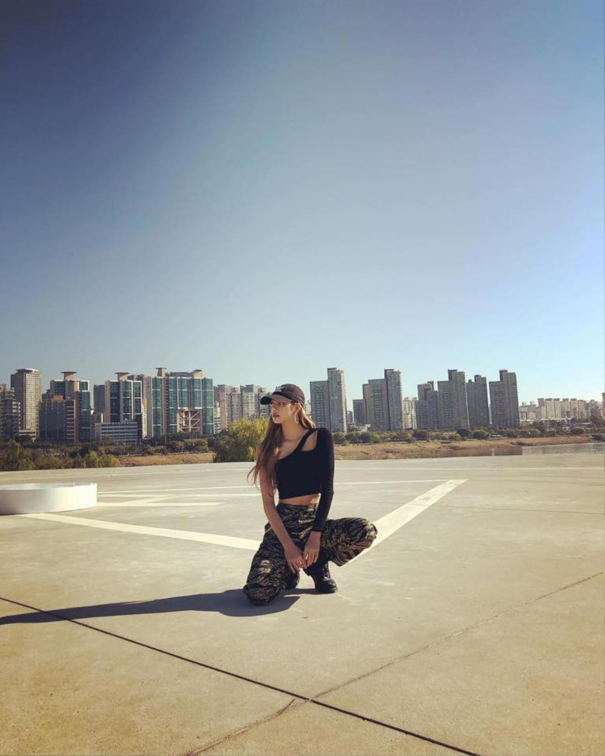 Lisa (Black Pink) và cách mix đồ cực đơn giản nhưng vẫn được 'triệu like' trên Instagram Ảnh 17