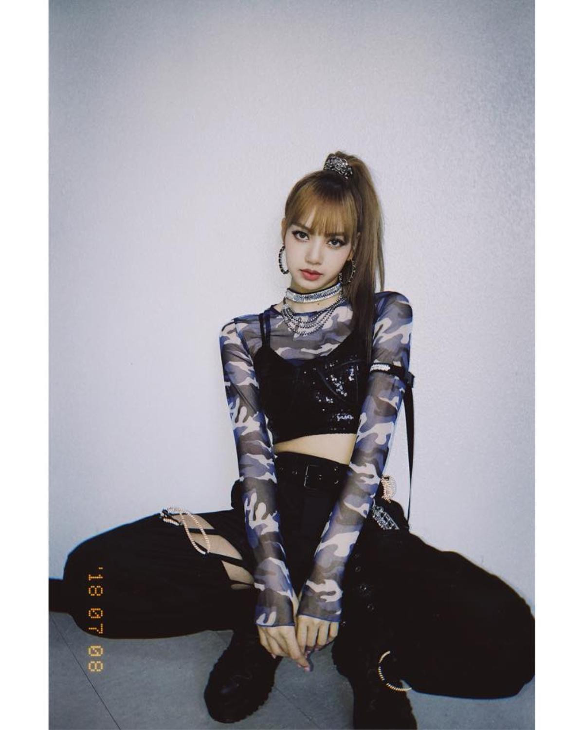 Lisa (Black Pink) và cách mix đồ cực đơn giản nhưng vẫn được 'triệu like' trên Instagram Ảnh 18