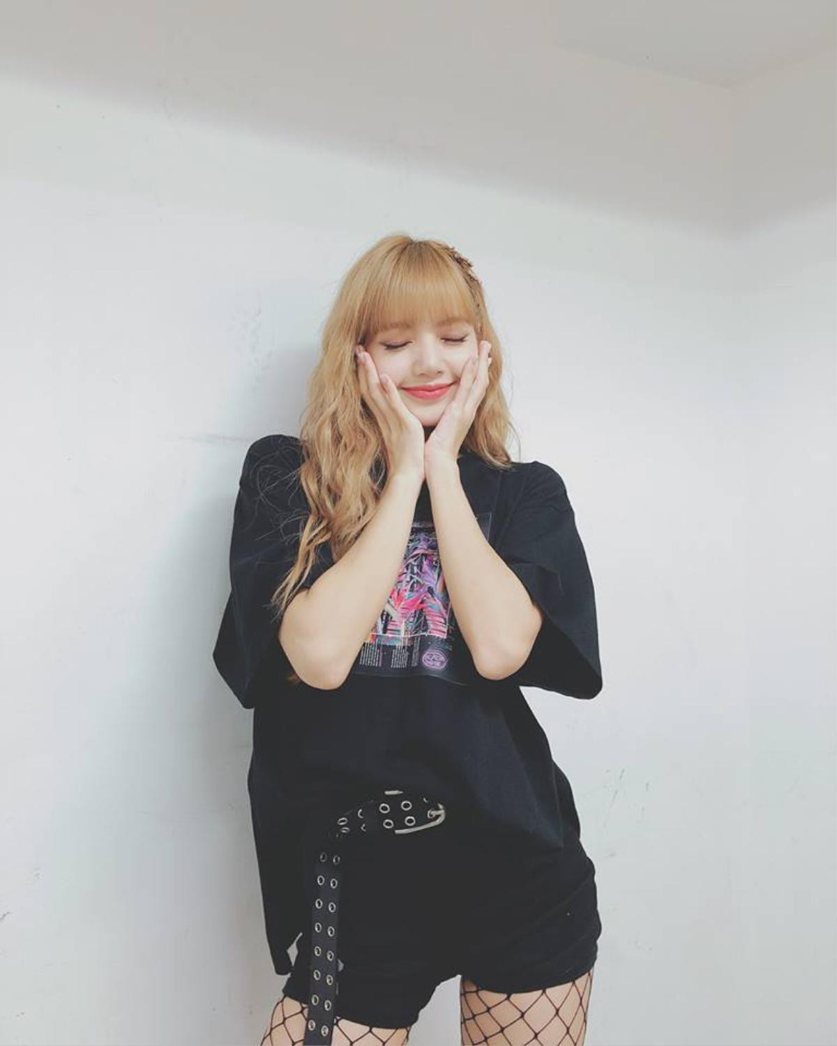 Lisa (Black Pink) và cách mix đồ cực đơn giản nhưng vẫn được 'triệu like' trên Instagram Ảnh 2