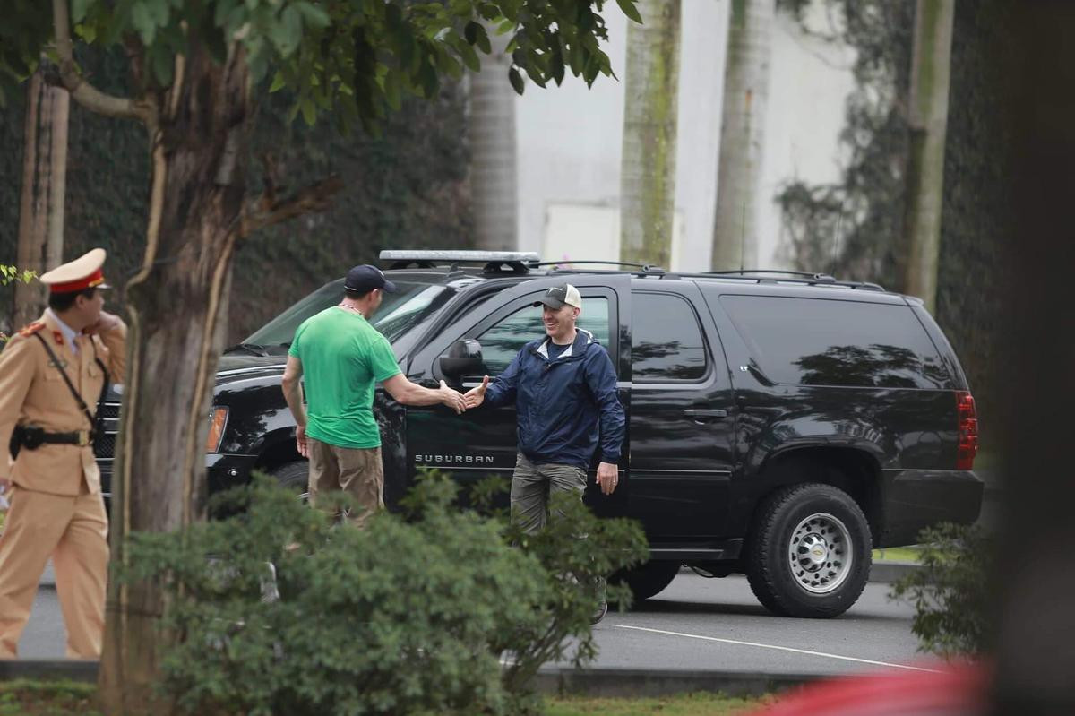 Cận cảnh 'quái thú' của Tổng thống Mỹ Donald Trump chạy từ sân bay Nội Bài về khách sạn hạng sang Ảnh 11