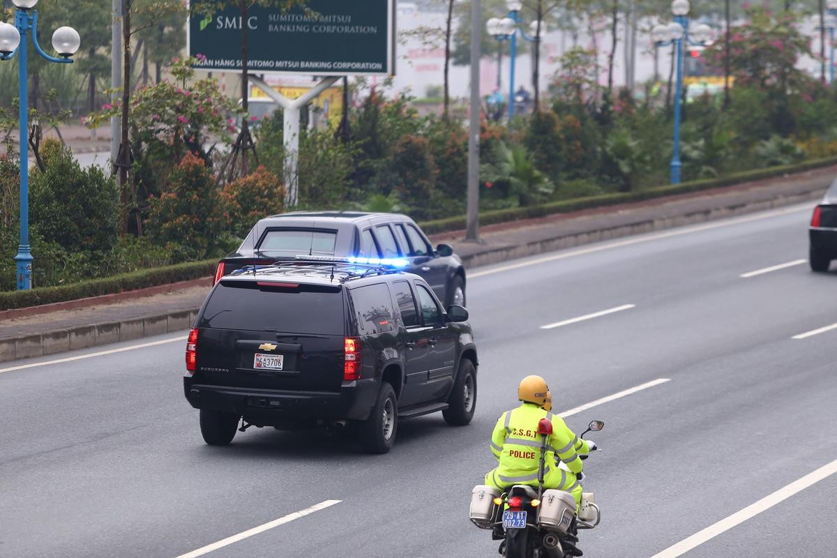 Cận cảnh 'quái thú' của Tổng thống Mỹ Donald Trump chạy từ sân bay Nội Bài về khách sạn hạng sang Ảnh 4