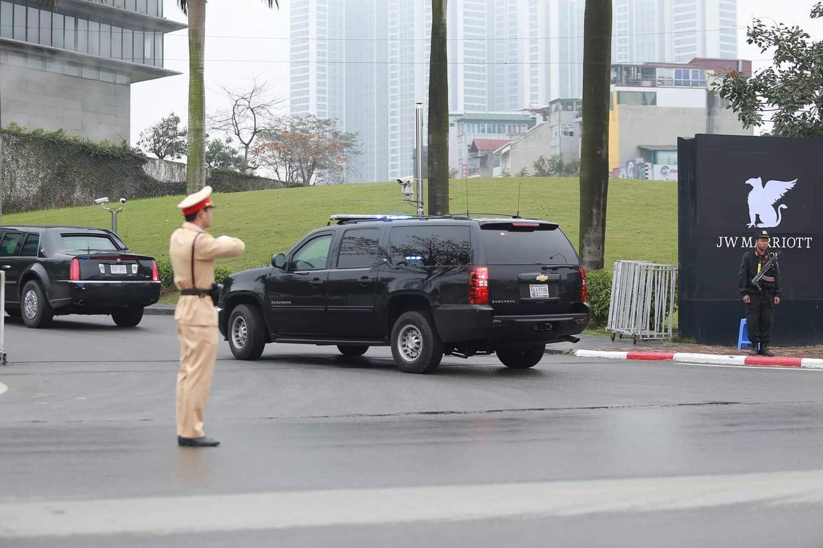 Cận cảnh 'quái thú' của Tổng thống Mỹ Donald Trump chạy từ sân bay Nội Bài về khách sạn hạng sang Ảnh 9