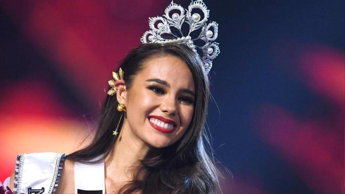 CLIP: Sự cố hi hữu - Vương miện Miss Universe của Catriona bị rơi mất một phần tại buổi diễu hành Ảnh 10