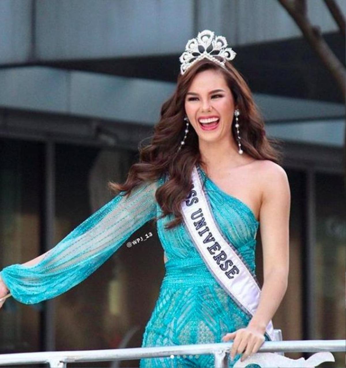 CLIP: Sự cố hi hữu - Vương miện Miss Universe của Catriona bị rơi mất một phần tại buổi diễu hành Ảnh 4