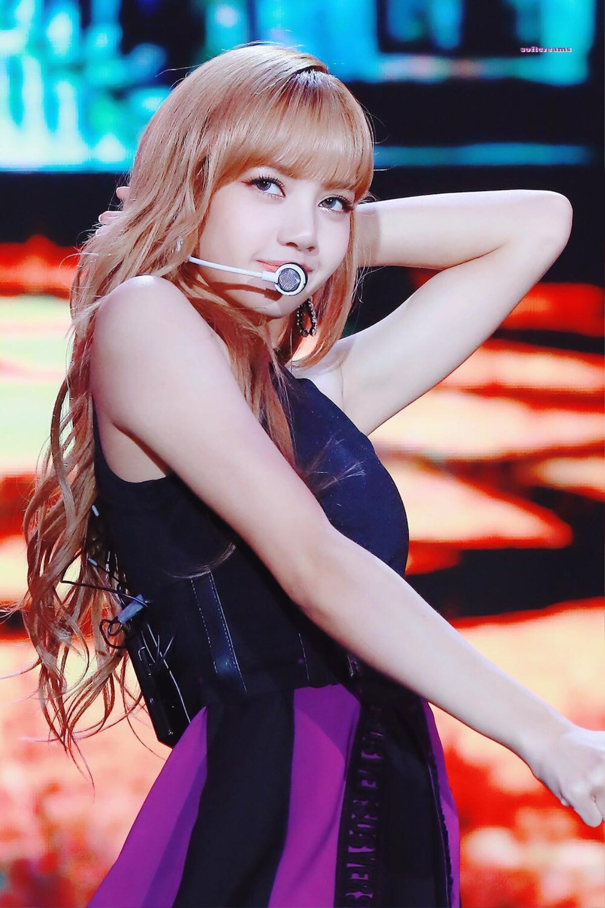 Lisa (BLACK PINK) tái xuất với màn nhảy bốc lửa tại concert vòng quanh châu Á của BLACK PINK Ảnh 1