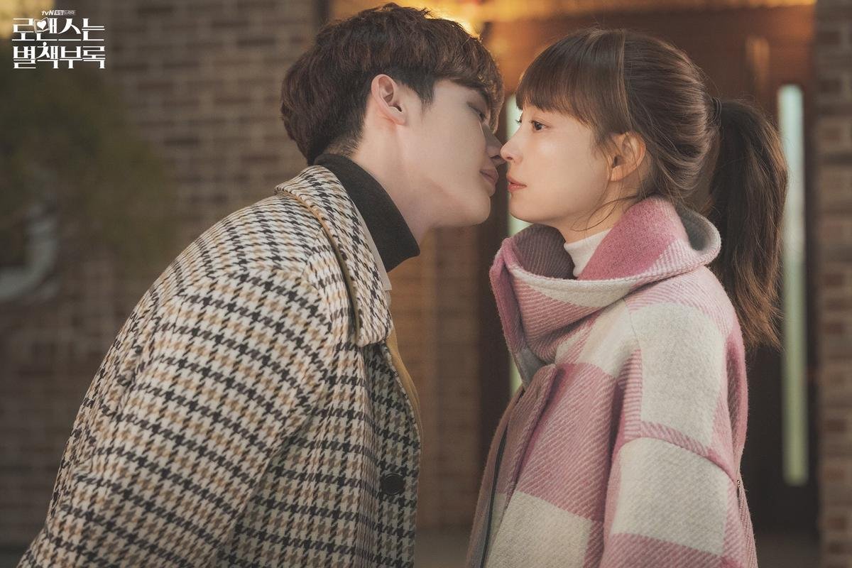 'Phụ lục tình yêu' tập 10: Lee Jong Suk dành nụ hôn đầu cho Lee Na Young, khán giả Hàn phản ứng thế nào? Ảnh 1