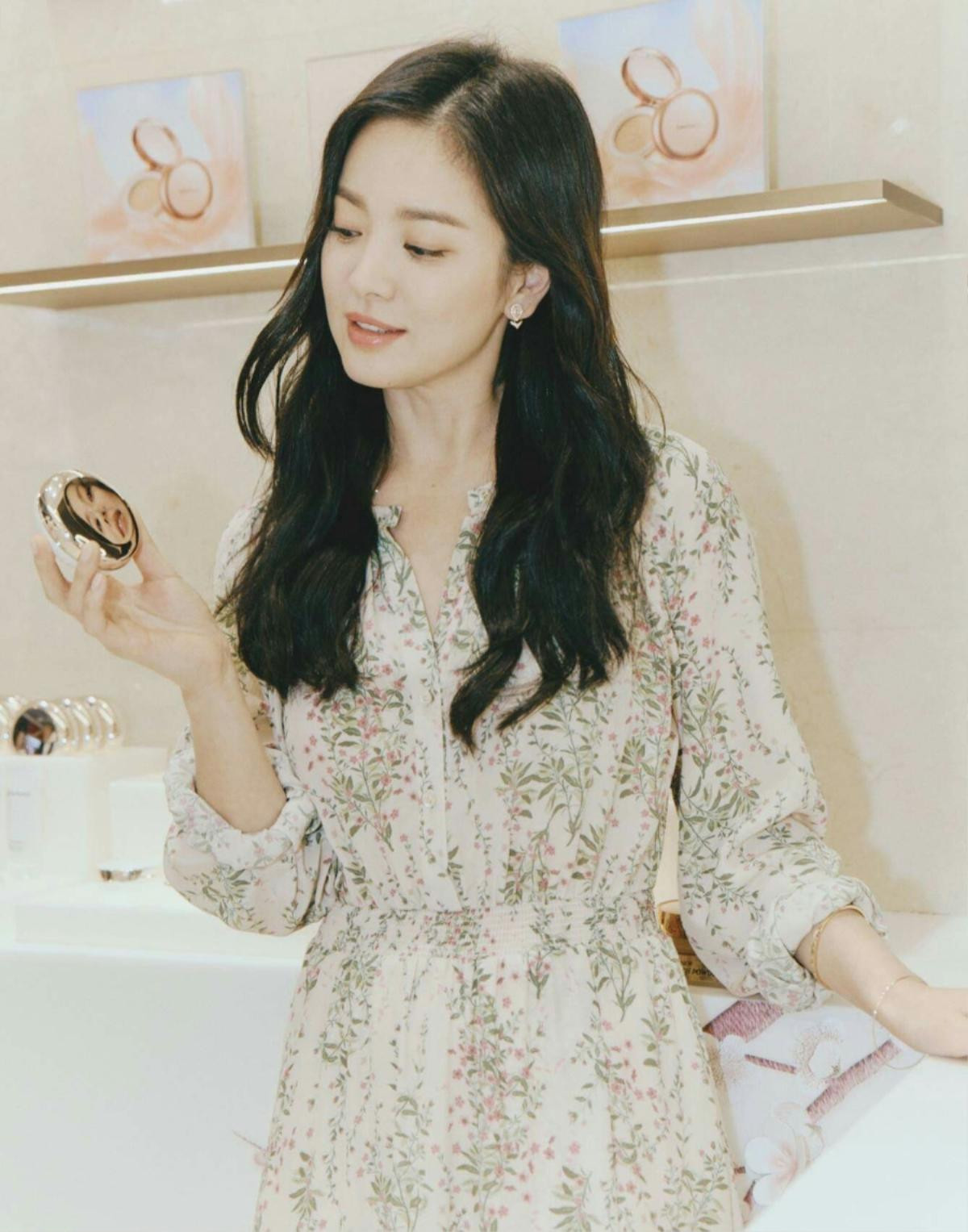 Trầm trồ trước mái tóc mới của Song Hye Kyo - Hình ảnh Park Bo Gum 'mặt mộc' khiến fan giật mình Ảnh 3