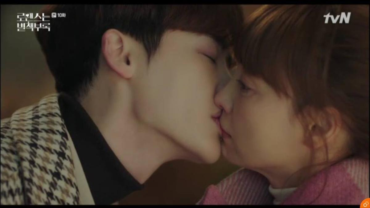 'Romance Is A Bonus Book' tập 9-10: Vừa tỏ tình xong Lee Jong Suk đã trao nụ hôn đầu cho Lee Na Young Ảnh 36