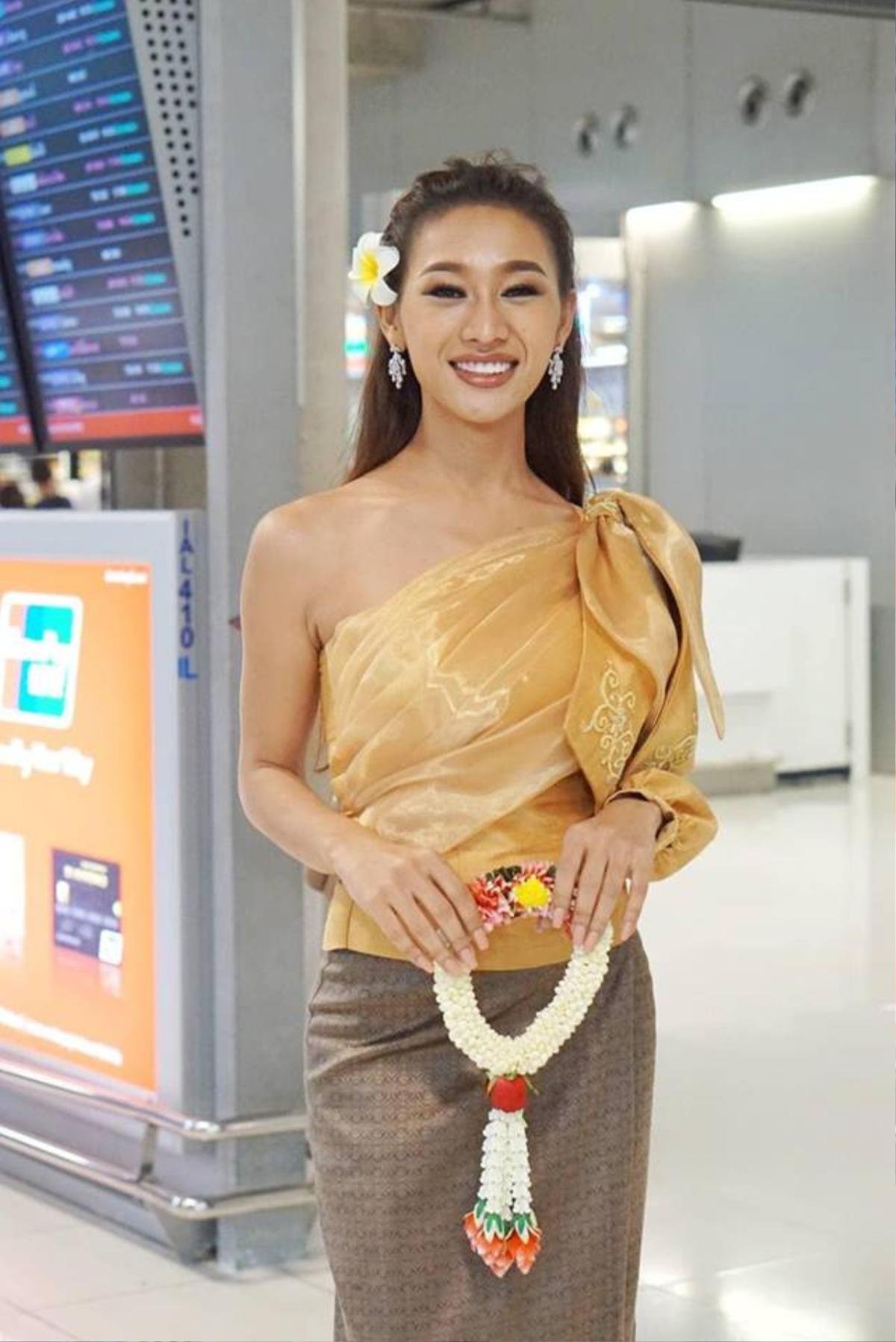 Vừa khai chiến, phong cách của Nhật Hà đã 'ăn đứt' dàn thí sinh Miss Int' Queen 2019 khi đổ bộ sân bay Ảnh 11