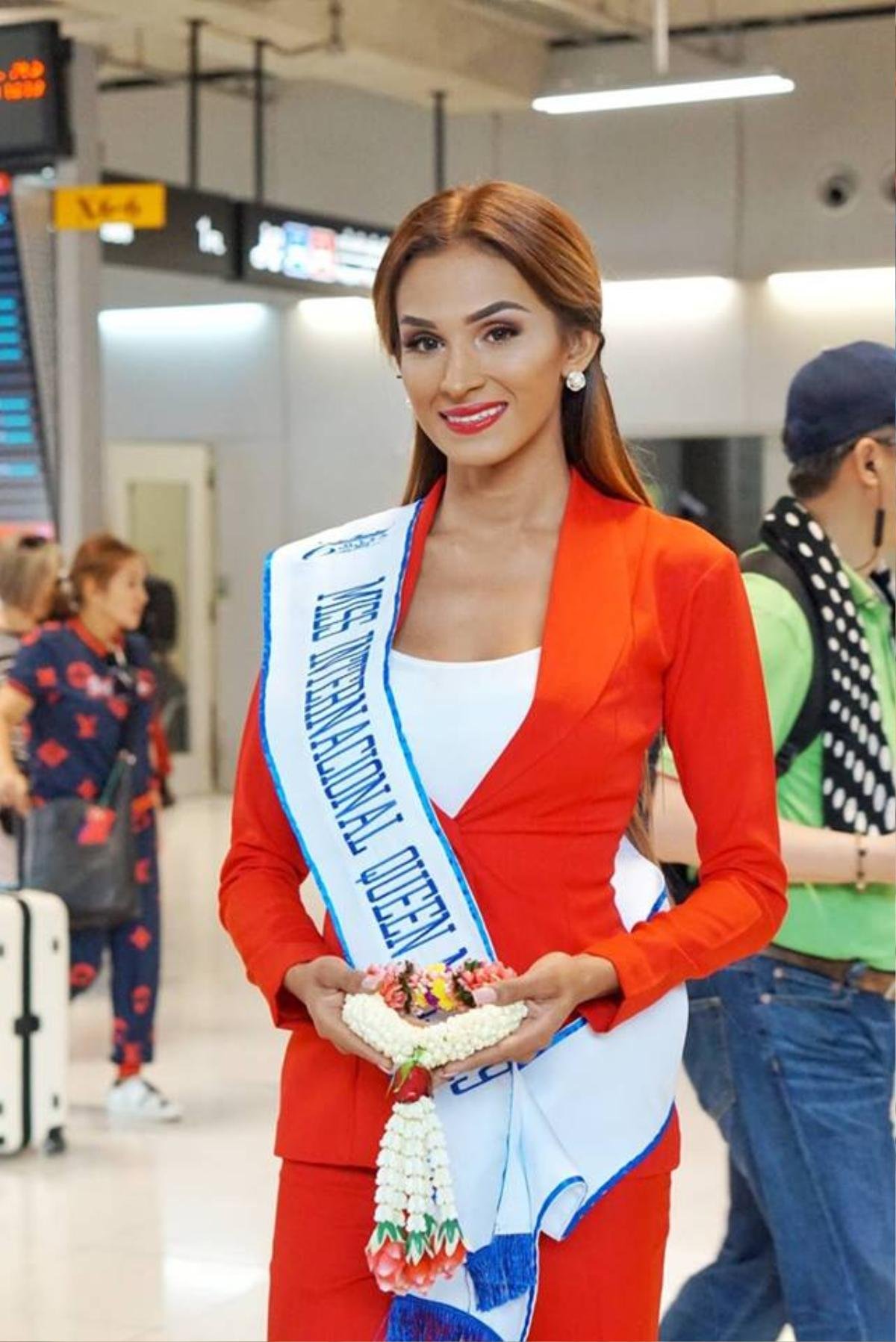 Vừa khai chiến, phong cách của Nhật Hà đã 'ăn đứt' dàn thí sinh Miss Int' Queen 2019 khi đổ bộ sân bay Ảnh 9