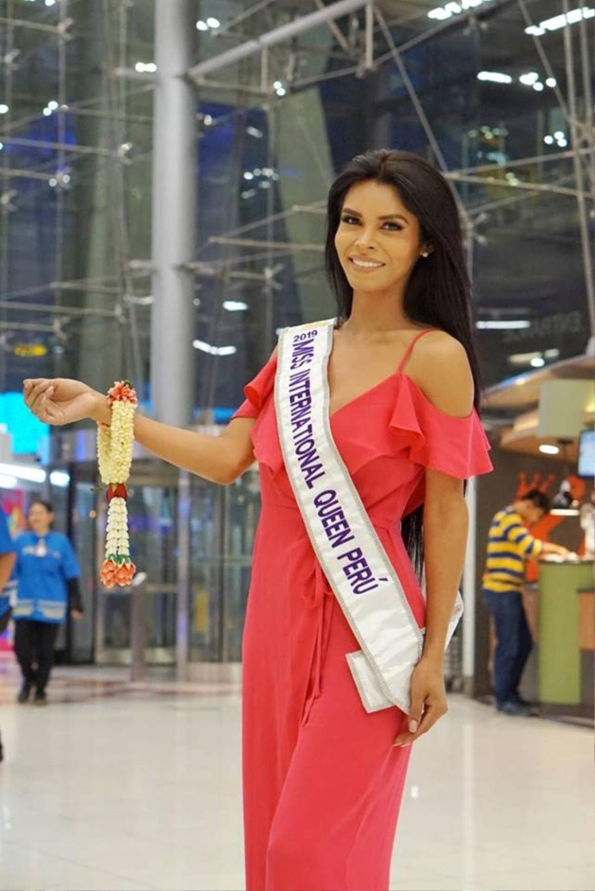 Vừa khai chiến, phong cách của Nhật Hà đã 'ăn đứt' dàn thí sinh Miss Int' Queen 2019 khi đổ bộ sân bay Ảnh 10