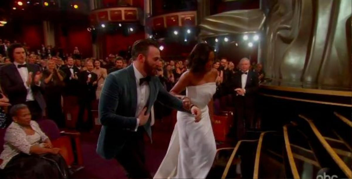 Oscar 2019: Hành động đẹp khiến Chris Evans trở thành quý ông lịch lãm nhất đêm trao giải Ảnh 3