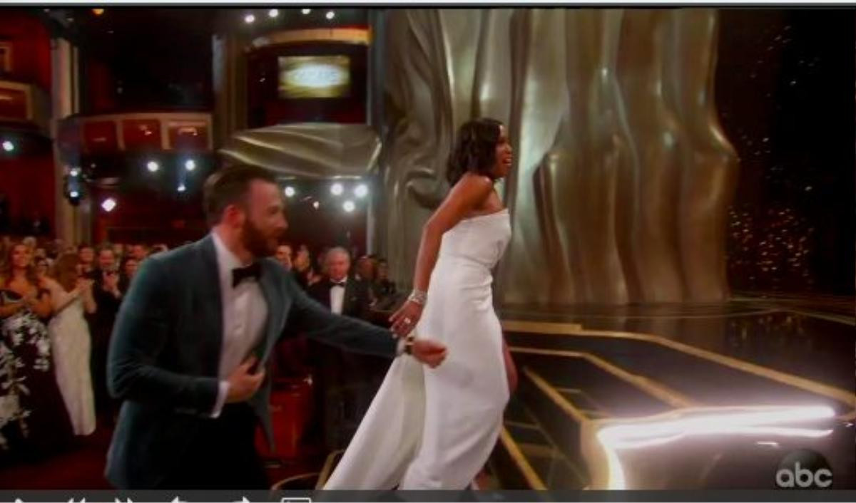 Oscar 2019: Hành động đẹp khiến Chris Evans trở thành quý ông lịch lãm nhất đêm trao giải Ảnh 4