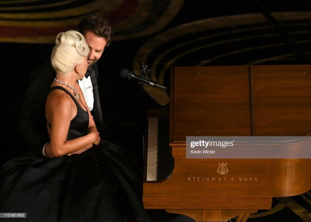 Oscar 2019: Lady Gaga và Bradley Cooper ngọt ngào đến ngất lịm, một vị khán giả ở dưới chắc chắn không vui! Ảnh 1