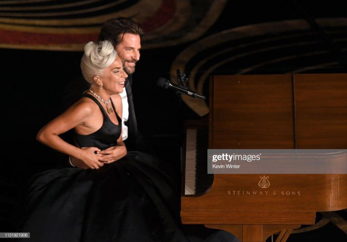 Oscar 2019: Lady Gaga và Bradley Cooper ngọt ngào đến ngất lịm, một vị khán giả ở dưới chắc chắn không vui! Ảnh 2