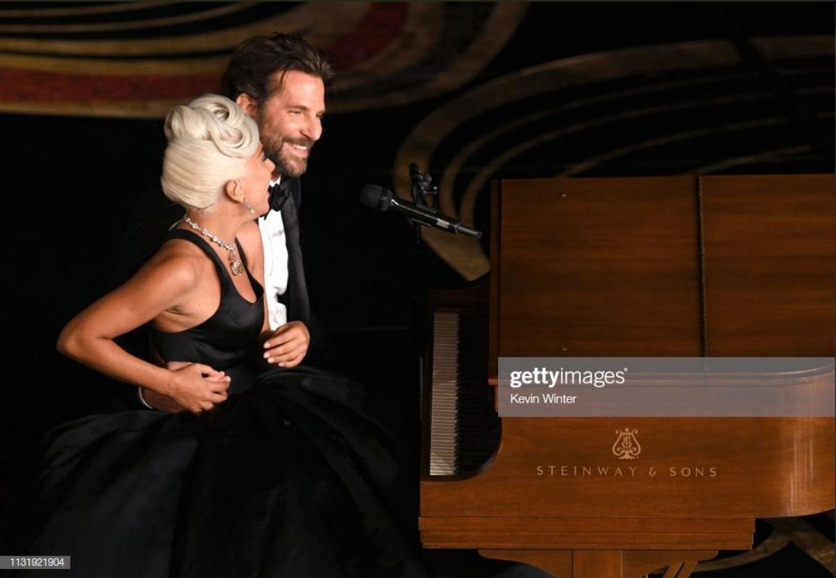 Oscar 2019: Lady Gaga và Bradley Cooper ngọt ngào đến ngất lịm, một vị khán giả ở dưới chắc chắn không vui! Ảnh 3