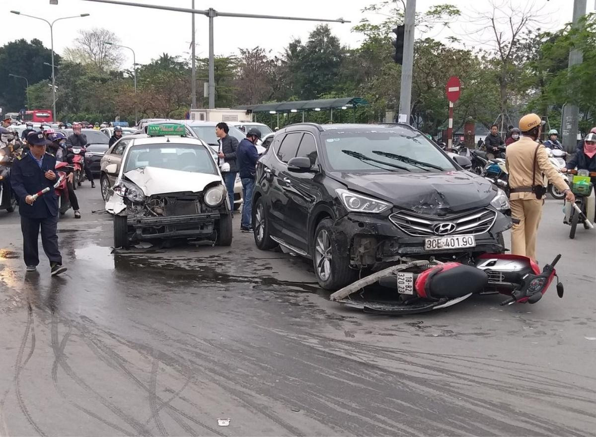 Lái xe Santafe nghi ngủ gật đâm hàng loạt xe đang dừng chờ đèn đỏ, 1 người bị thương Ảnh 1