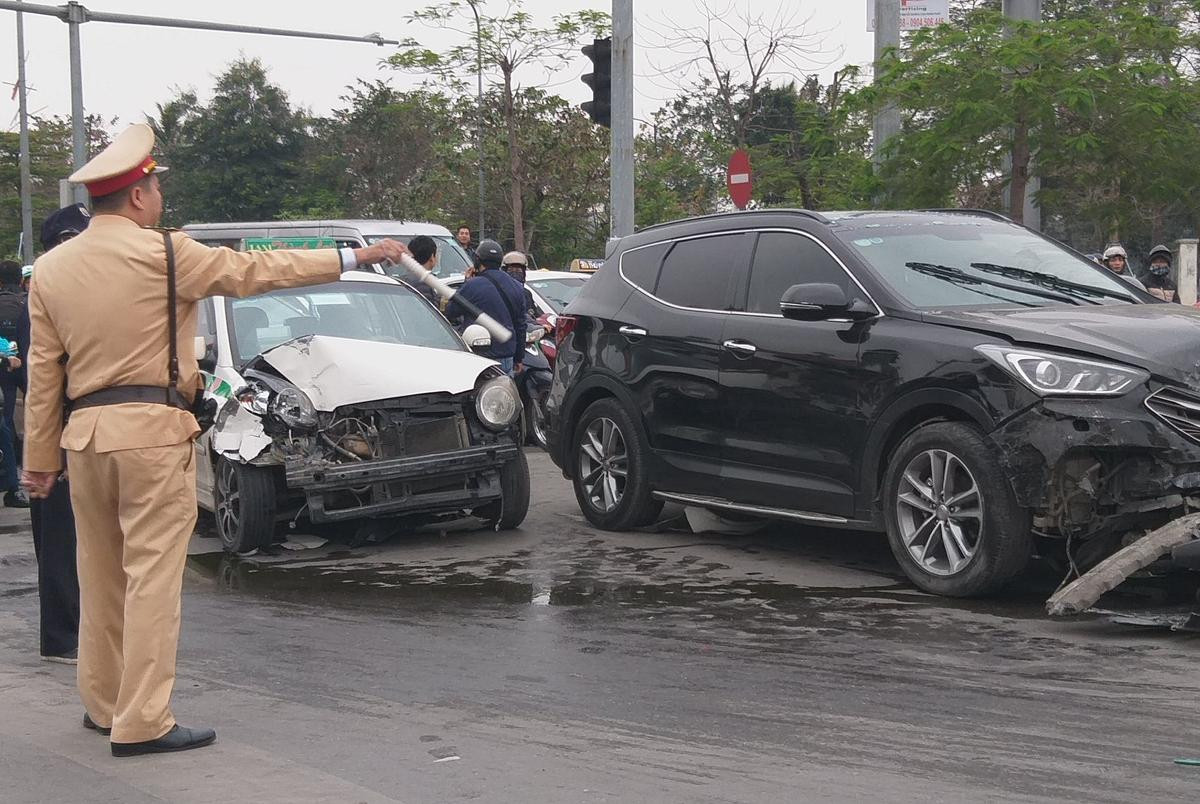 Lái xe Santafe nghi ngủ gật đâm hàng loạt xe đang dừng chờ đèn đỏ, 1 người bị thương Ảnh 2