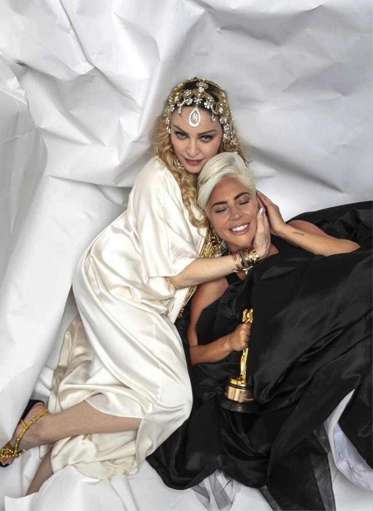 Bức ảnh 'sốc' nhất mùa Oscar 2019: Madonna và Lady Gaga ôm nhau thắm thiết, như chưa hề có 'cuộc chiến' nào… Ảnh 1