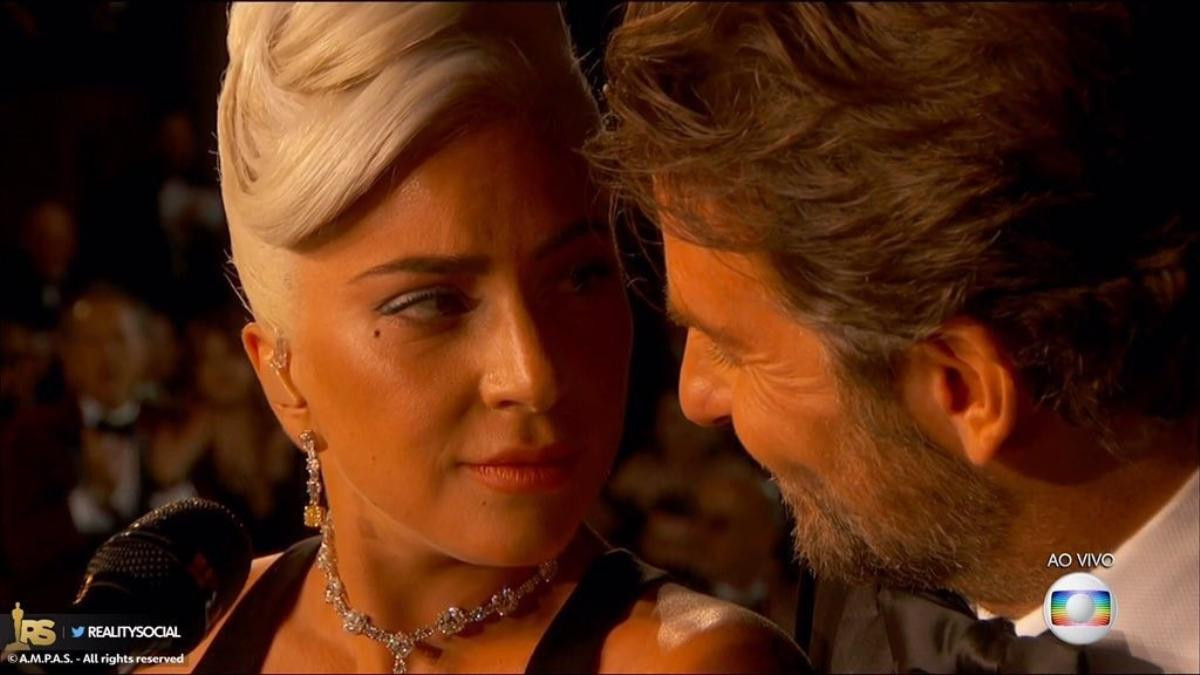 Quấn quýt với trai có bạn gái Bradley Cooper trên sân khấu Oscar, Lady Gaga có đang 'nhập tâm quá đà'? Ảnh 1