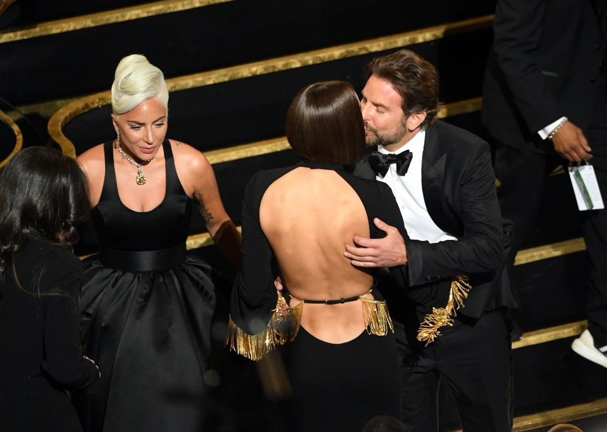 Quấn quýt với trai có bạn gái Bradley Cooper trên sân khấu Oscar, Lady Gaga có đang 'nhập tâm quá đà'? Ảnh 7