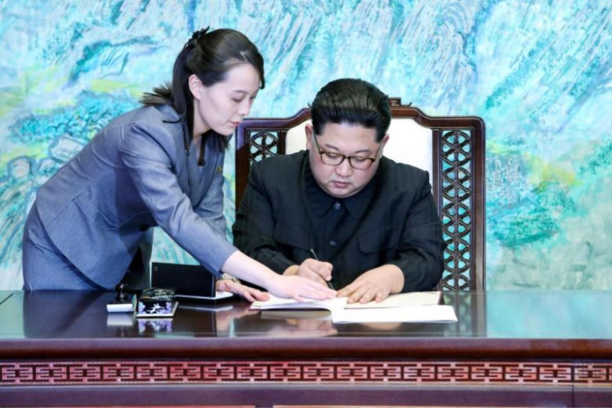 Cô em gái quyền lực thị sát sân ga trước khi Chủ tịch Kim Jong-un xuống tàu Ảnh 2