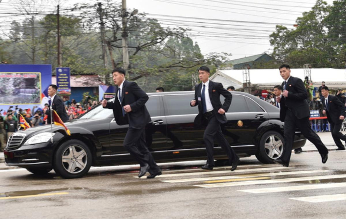 Ông Kim Jong-un mở cửa chống đạn, vẫy tay chào người dân Việt Nam Ảnh 2