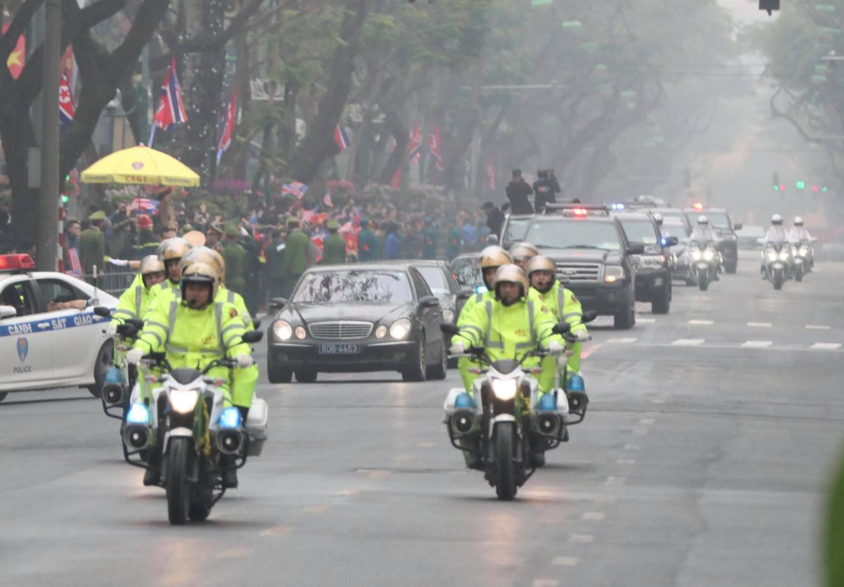 Cận cảnh đoàn xe hộ tống chủ tịch Kim Jong-un đến Hà Nội Ảnh 9